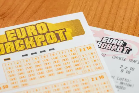 Zbliżenie na kupony Eurojackpot z zaznaczonymi liczbami i tekstem "2 z 10".
