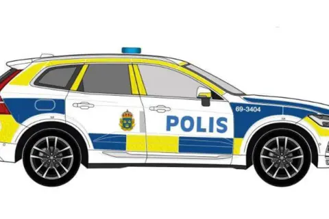 Svensk polisbil, en Volvo XC60 med blå och gula detaljer, redo att rycka ut.