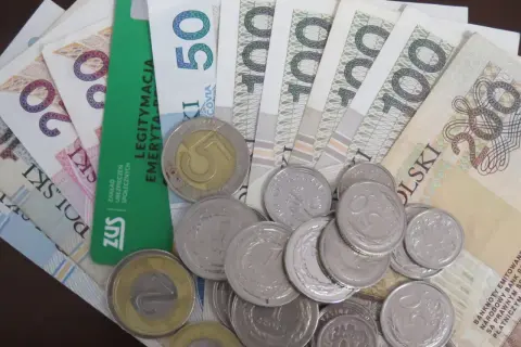 Pieniądze i monety, zielona legitymacja ZUS. Nadzieja na trzynasta emerytura 2026.