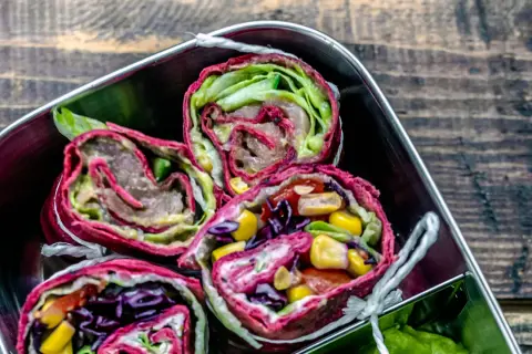 Bunte Wraps mit Gemüse und Avocado sind ein leckeres und gesundes Mittagessen für die Arbeit.