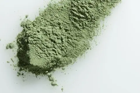 Polvo fino de te verde para la cara, ideal para mascarillas y tratamientos de belleza.