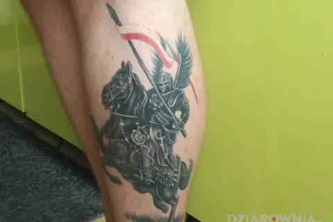 Tatuaż husarza na koniu z polską flagą.