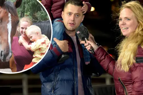 Per Skoglunds familj njuter av en hästupplevelse. En kvinna med ett barn på armen ler mot en brun häst.