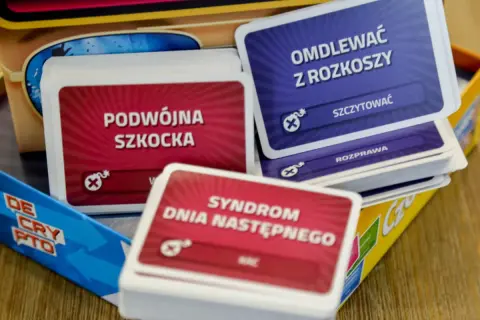 Karty do gry z hasłami: "Podwójna Szkocka", "Omdlewać z Rozkoszy", "Syndrom Dnia Następnego". Różne czółko kategorie.