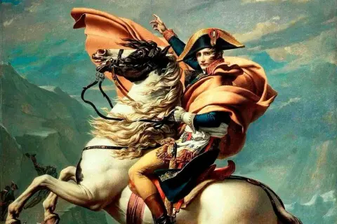 Napoléon, sur son cheval blanc, lève un bras vers le ciel. Sa cape orange flotte au vent, accentuant la taille de Napoléon.