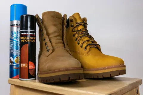 Dwa buty Timberland i dwa preparaty do czyszczenia nubuku. Dowiedz się, jak wyczyścić buty z nubuku domowe sposoby.