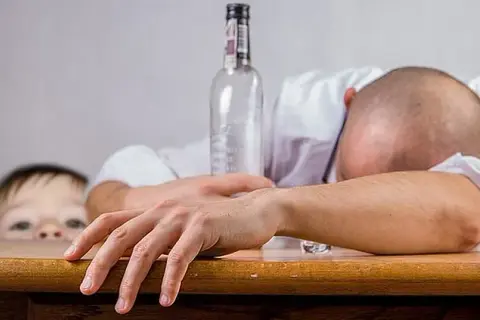 Codzienne picie męża: Kiedy to alkoholizm? Jak szukać pomocy?