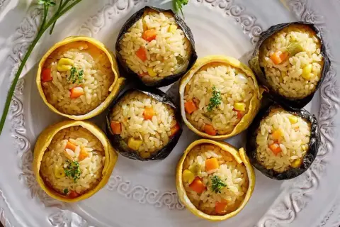 Små risbollar med grönsaker, inslagna i omelett eller sjögräs. Perfekt för nya, spännande risrecept!