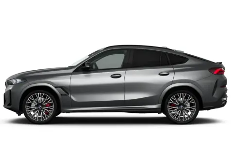 Srebrne BMW X6M z przyciemnianymi szybami i sportowymi felgami, gotowe do dynamicznej jazdy.