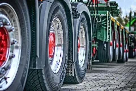Stawki za kilometr w spedycji: Ile naprawdę kosztuje transport?