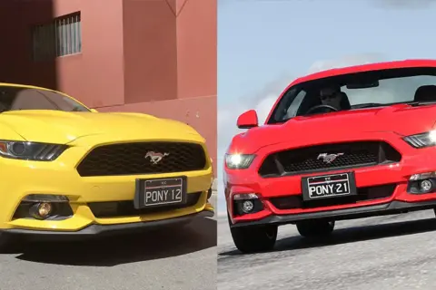 Dwa Fordy Mustang 2.3 Ecoboost: żółty zaparkowany przy budynku, czerwony w ruchu.