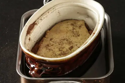 Préparation du foie gras en cuisson bain-marie, prêt pour la chaleur tournante.