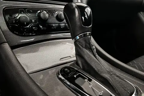Palanca de cambios de un Mercedes C 200 CDI, con selector de modos (W/S) y marchas (P/R/N/D+). Posibles problemas en la transmisión.