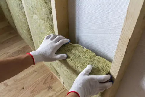 Rękawice ochronne pomagają w montażu wełny mineralnej. Do jej cięcia najlepiej użyć specjalnego noża lub piły.