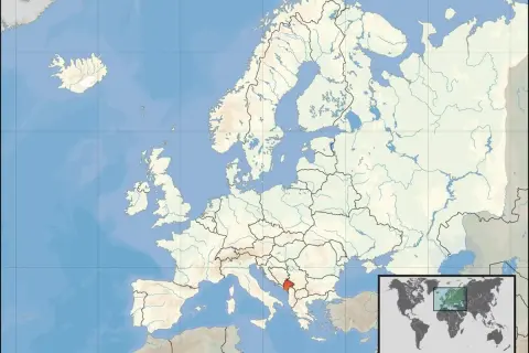Mapa Europy z zaznaczoną Czarnogórą. Gdzie leży Czarnogóra? Na Bałkanach, nad Adriatykiem.