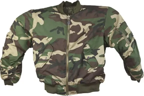 Chaqueta bomber con estampado de camuflaje verde y marrón, cremallera frontal y bolsillos.