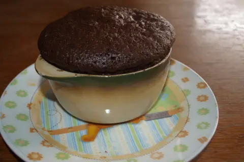 Puszyste ciasto z mikrofali w kubku, podane na talerzyku z motywem Kubusia Puchatka.