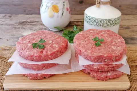 Hamburger di Carne Fatto in Casa: La Ricetta Perfetta e i Segreti