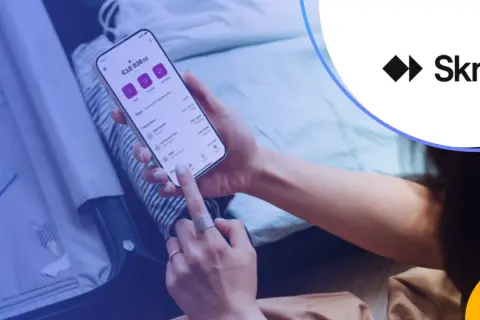Osoba sprawdza saldo na telefonie, używając aplikacji Skrill. Czy Skrill jest bezpieczny? Tak, to popularny i bezpieczny sposób na zarządzanie finansami.