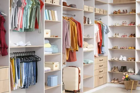 Armarios organizados con ropa colgada, doblada y zapatos en estantes. Un armario funcional para organizar tu ropa.