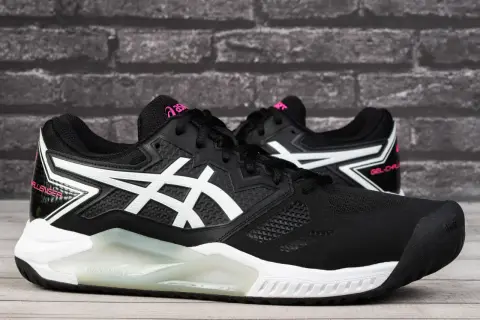 Scarpe da padel Asics Gel-Challenger 13 nere con dettagli bianchi e rosa acceso, pronte a sfidare ogni colpo.