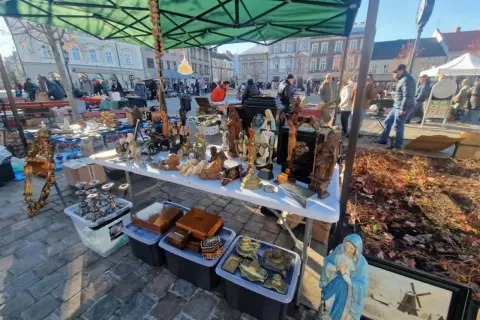 Targ staroci w Bielsku oferuje bogactwo antyków i bibelotów. Wśród nich figurki, świeczniki i obrazy.