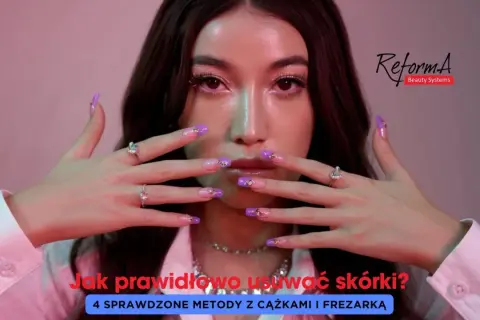 Kobieta z pięknymi paznokciami pokazuje, jak wycinać skórki cążkami. Poradnik o pielęgnacji dłoni.