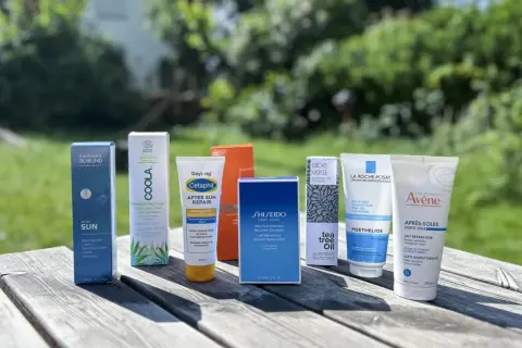 After the sun: Annemarie Börlind, Coola, Cetaphil, Shiseido, La Roche-Posay und Avène After Sun Produkte auf Holztisch.