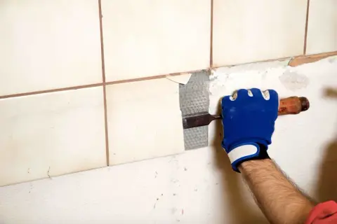 Jak skuć płytki podłogowe bez błędów? Kompletny poradnik DIY.