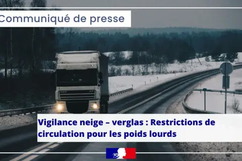 Camion sur route enneigée. Communiqué de presse annonçant des restrictions de circulation pour les poids lourds en raison de la vigilance neige et verglas.
