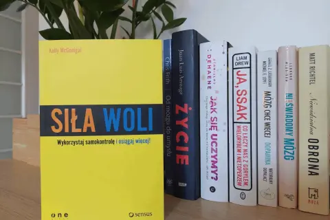 Książka "Siła woli" Kelly McGonigal obok innych tytułów o mózgu i rozwoju osobistym.