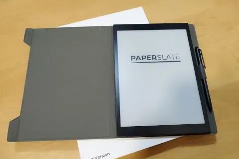 Le **Sony DPT-RP1** PaperSlate, avec son stylet, est prêt pour vos notes.