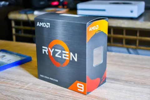 AMD Ryzen 9 5900X Box, bereit für den Test. Daneben liegt ein Blu-ray-Spiel.