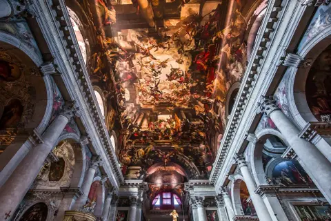 Soffitto affrescato della chiesa di San Pantalon, un tripudio di figure celestiali e terrene che si perdono nell'infinito.