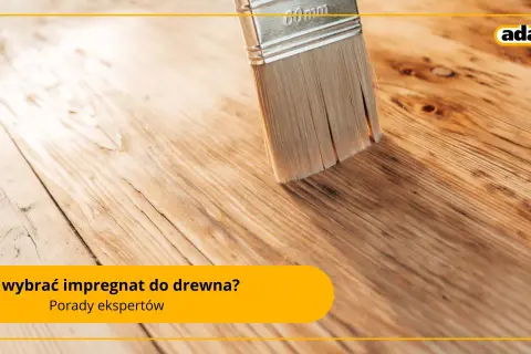 Pędzel nakłada impregnat na drewnianą podłogę. Zadbaj o swój drewniany taras, wybierając odpowiedni saprol.