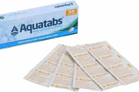 Caja de Aquatabs y varias tiras de tabletas purificadoras de agua. Similar a Katadyn Micropur Forte, para agua segura.