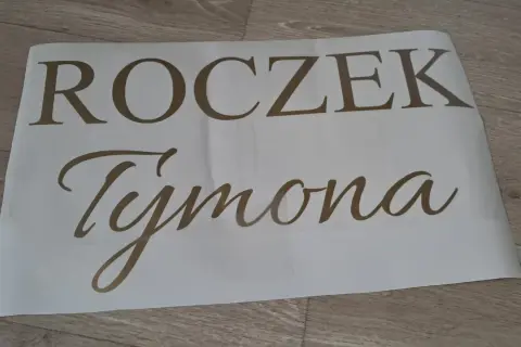 Złoty napis na urodziny: Roczek Tymona. Idealny na pierwsze urodziny malucha!