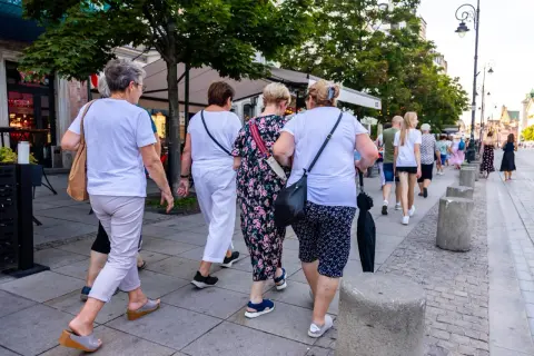 Grupa kobiet po 60-tce spaceruje po mieście. Być może rozmawiają o możliwościach, jakie daje stały zasiłek dla bezrobotnych po 60 roku życia.