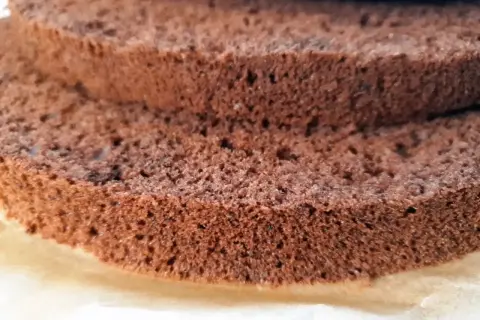 Idealny biszkopt czekoladowy, który zawsze się udaje. Puszysty i wilgotny, gotowy na pyszne torty.