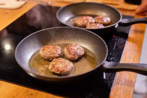 Dlaczego mięso kurczy się na patelni? Sekrety soczystości!