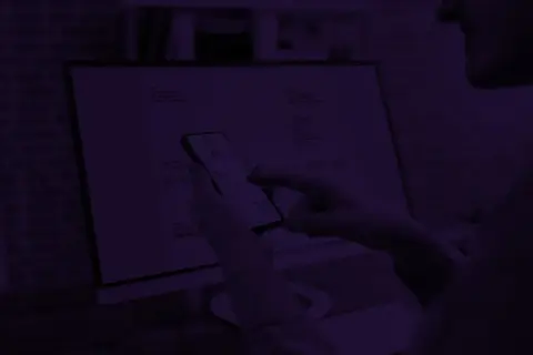 Osoba sprawdza fakturę na telefonie, widoczny zapis groszy 00/100.