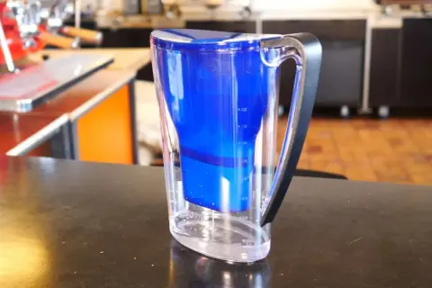 Caraffa filtrante blu, ideale per preparare un caffè dal gusto puro. La marca acqua per caffè è BWT.