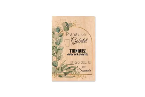 Affiche en bois décorée de feuillages : "Prenez un gobelet, trinquez avec les mariés et gardez-le en souvenir.
