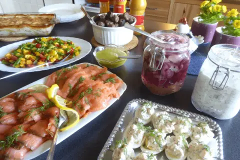 Ett härligt påskbord med mat som gravad lax, köttbullar, sill och ägghalvor.