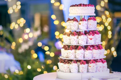 Jak zrobić tort z muffinek - prosty przepis na pyszne ciasto