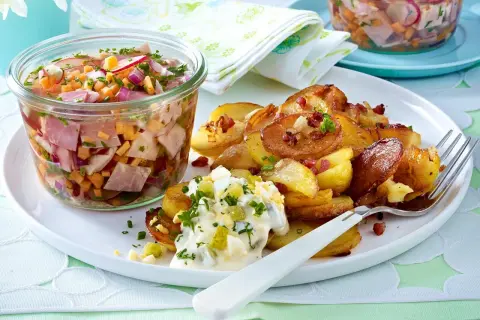 Bratkartoffeln mit Ei-Remoulade und ein Glas mit Schinken, Radieschen und Zwiebeln – das weckt Erinnerungen an vergessene Rezepte aus Omas Zeiten.