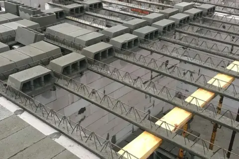 Ile czasu podlewać strop, by uniknąć uszkodzeń betonu?