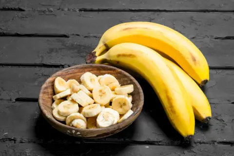 Pyszne banany w misce i całe obok. Idealne, by dowiedzieć się, co zrobić z bananów.