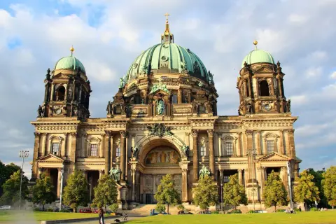 Berliner Dom, en imponerande byggnad med gröna kupoler, är ett måste att se i Berlin.