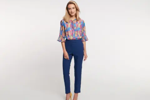 Jaką bluzkę do eleganckich spodni wybrać, by wyglądać stylowo?